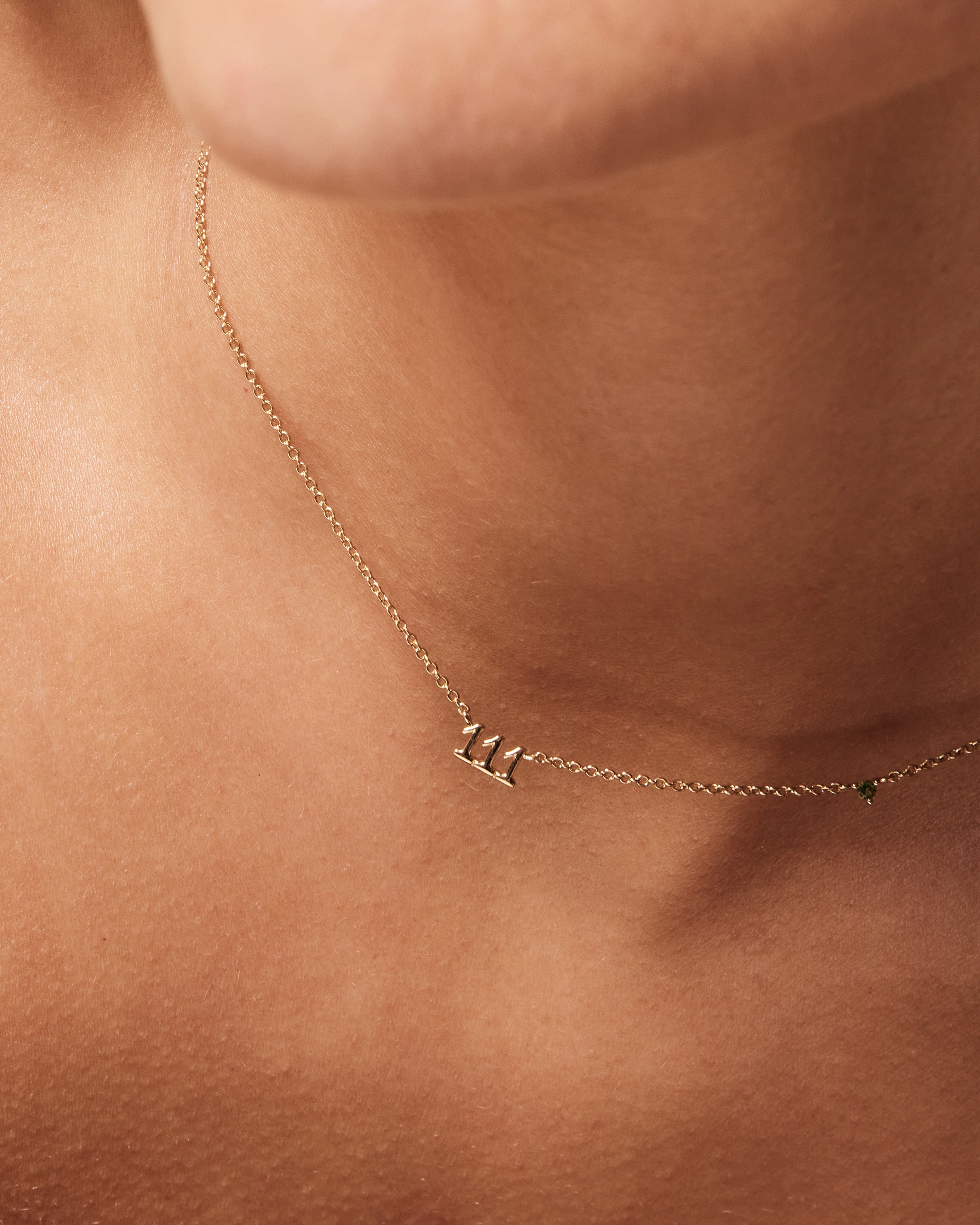 Collier ras du cou avec numéro d'ange 111